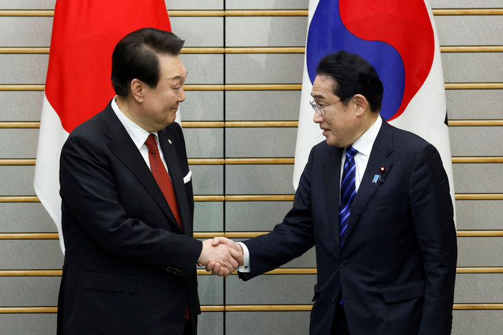 Tổng thống Hàn Quốc Yoon Seuk Yeol (trái) và Thủ tướng Nhật Bản Kishida Fumio tại văn phòngthủ tướng Nhật ở Tokyo ngày 16-3 Ảnh: REUTERS