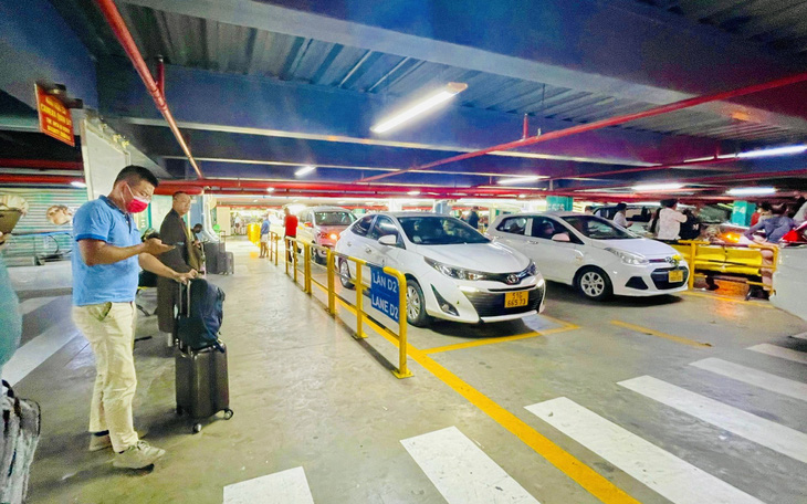Taxi truyền thống vào sân bay Tân Sơn Nhất đón khách phải trả phí cao