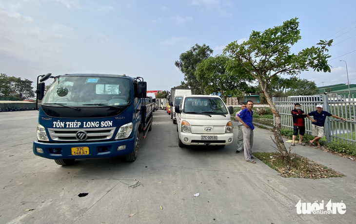 Tài xế từ Nghệ An vào Hà Tĩnh xếp hàng đăng kiểm xe mệt mỏi - Ảnh 3.