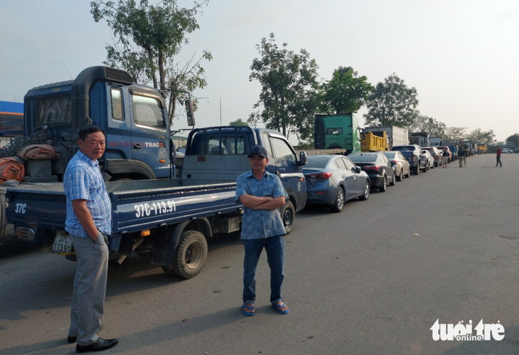 Tài xế từ Nghệ An vào Hà Tĩnh xếp hàng đăng kiểm xe mệt mỏi - Ảnh 4.