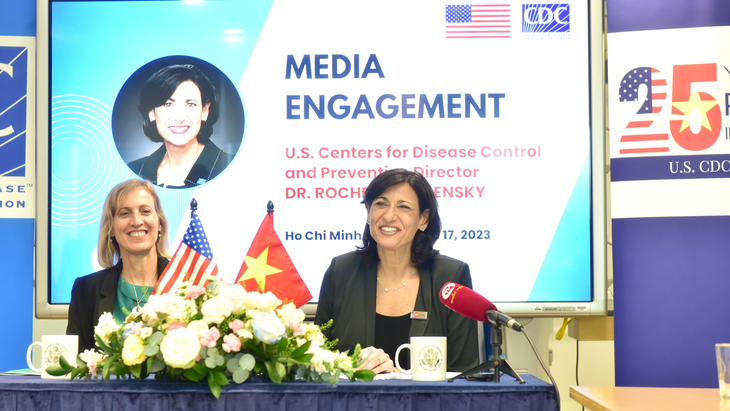 Bác sĩ Rochelle P. Walensky (phải) - giám đốc CDC Mỹ và bà Susan Burns - tổng lãnh sự Mỹ tại TP.HCM - trong buổi thông tin với báo chí ngày 17-3 - Ảnh: TRẦN TIẾN DŨNG