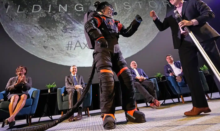 Trang phục phi hành gia mới của NASA gây ấn tượng - Ảnh 1.