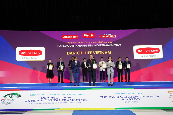 Ông Seigo Fujimaru - phó tổng giám đốc điều hành kiêm phó tổng giám đốc hành chính tổng hợp đại diện Dai-ichi Life Việt Nam nhận giải 'Doanh nghiệp dẫn đầu về sản phẩm chăm sóc sức khỏe 2022 - 2023'.