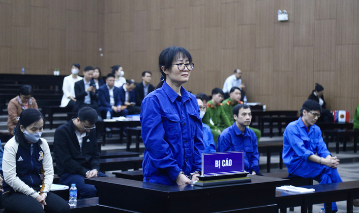 Bị cáo Quỳnh Hương bật khóc kêu oan - Ảnh: DANH TRỌNG