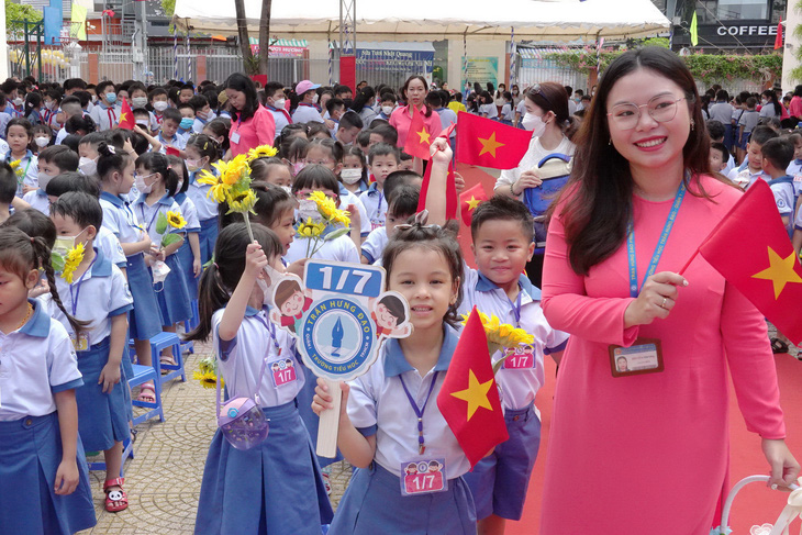 Học sinh Trường tiểu học Trần Hưng Đạo (quận 1, TP.HCM) trong ngày khai giảng năm học mới - Ảnh: ANH KHÔI