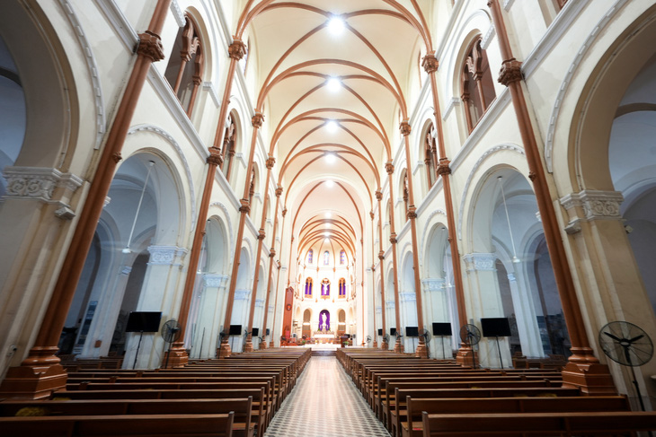 Hai thánh giá lớn, tám thánh giá nhỏ của nhà thờ Đức Bà được phục chế ở Bỉ - Ảnh 1.