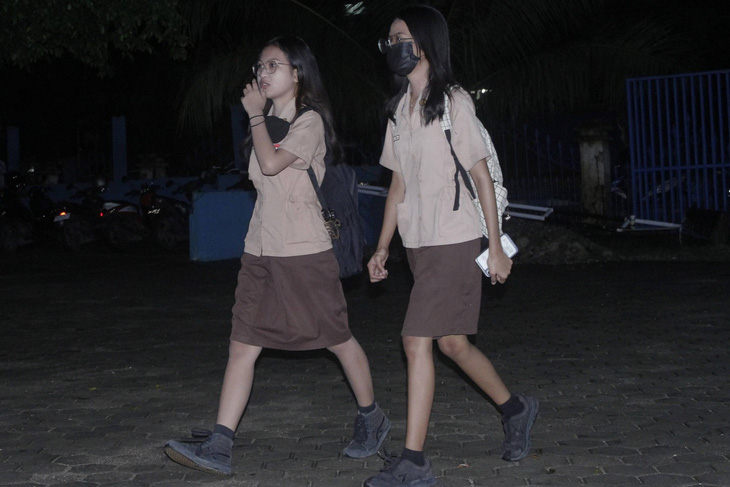 Học sinh ở Kupang, Indonesia, đi bộ đến trường từ khi trời còn chưa sáng rõ.Ảnh: redaksiindonesia.com