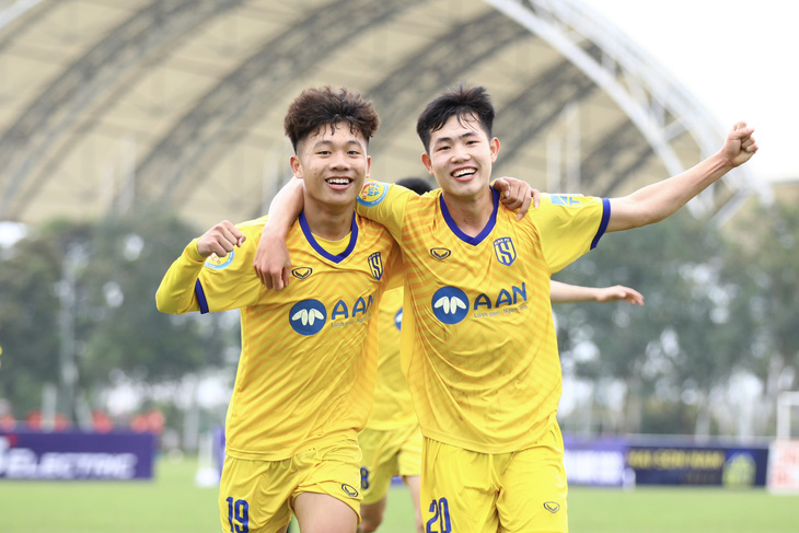 Niềm vui chiến thắng của các cầu thủ U17 Sông Lam Nghệ An sau khi thắng U17 Hà Nội ở tứ kết - Ảnh: VFF