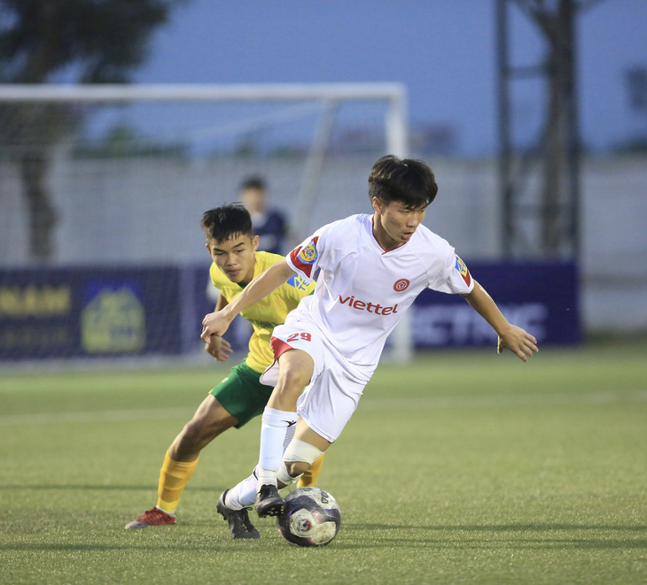U17 Viettel (áo trắng) trong trận tứ kết thắng U17 Khánh Hòa 3-0 - Ảnh: VFF