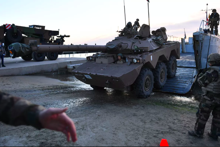 Xe bọc thép AMX-10 RC của Pháp đến Ukraine; Ba Lan bắt 9 gián điệp phá vũ khí - Ảnh 1.
