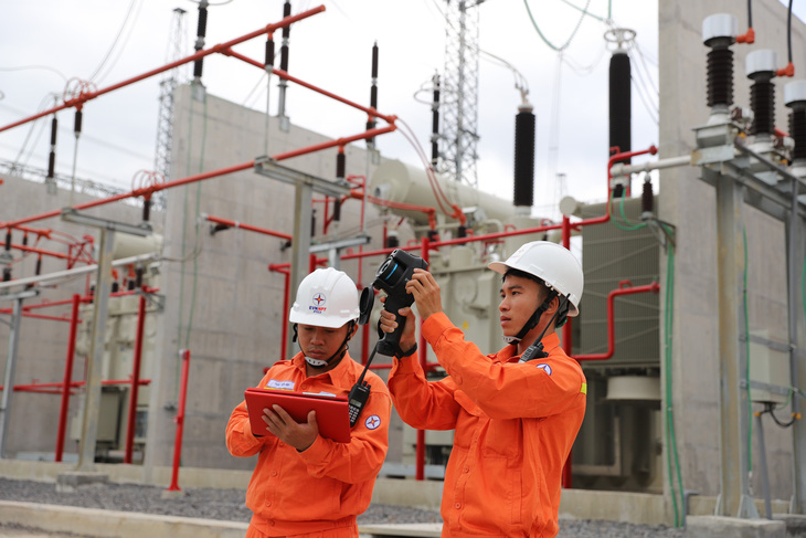 Cán bộ, kỹ sư Truyền tải điện Khánh Hòa kiểm tra thiết bị tại trạm biến áp 500kV Vân Phong - Ảnh: MINH CHIẾN