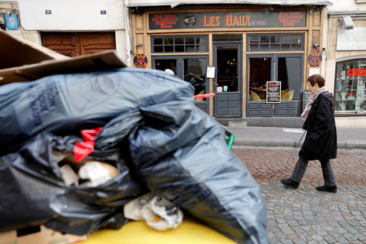 Ảnh: Đường phố Paris ngập rác, 10.000 tấn chờ thu gom - Ảnh 5.