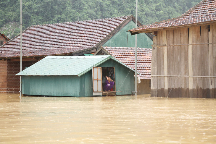 Người dân Tân Hóa sống bình tĩnh trong những căn nhà nổi giữa mùa nước lụt. (Ảnh: Oxalis cung cấp)