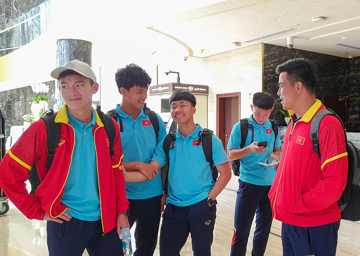 HLV Troussier và đội tuyển U23 Việt Nam đã đến Qatar - Ảnh 1.