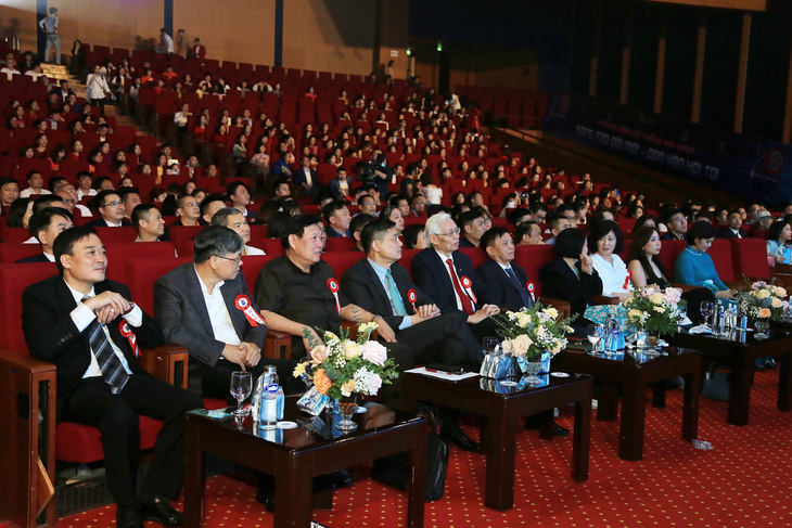 Ông Nguyễn Xuân Hoàng (bìa trái) cùng lãnh đạo Bộ Y tế, Hiệp hội thực phẩm chức năng Việt Nam tại lễ kỷ niệm 20 năm IMC tổ chức tại Hà Nội ngày 18-3 - Ảnh: T.C