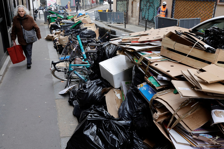 Ảnh: Đường phố Paris ngập rác, 10.000 tấn chờ thu gom - Ảnh 3.