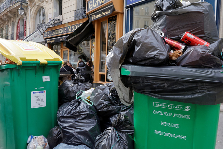 Ảnh: Đường phố Paris ngập rác, 10.000 tấn chờ thu gom - Ảnh 4.
