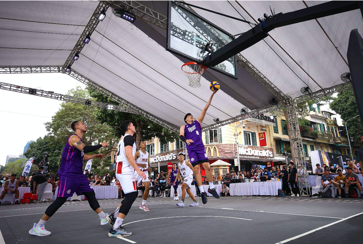 CLB Hoop Dreams (áo tím) và TPL tranh tài trong trận mở màn chặng Hà Nội - Ảnh: VBA