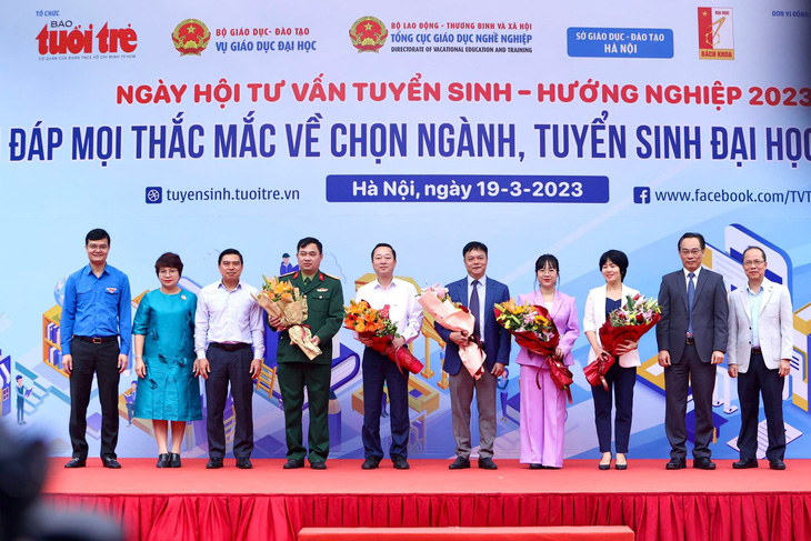 Thứ trưởng Bộ GD-ĐT: Ngày hội tư vấn tuyển sinh của Tuổi Trẻ đã đồng hành cùng các học sinh - Ảnh 5.