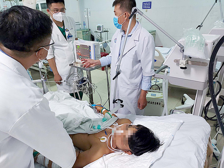 Các bác sĩ của Bệnh viện Chợ Rẫy cùng với các bác sĩ của Bệnh viện Đa khoa khu vực Bắc Quảng Nam kiểm tra tình trạng bệnh nhân - Ảnh: N.H.