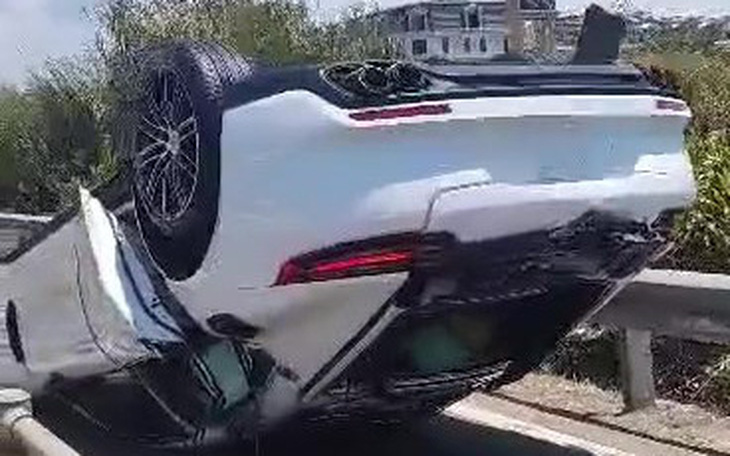 Xe Porsche lật ngửa khi tông nhiều xe máy trên đường dẫn cao tốc Long Thành - Dầu Giây