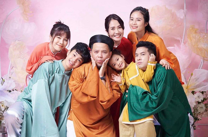 Ảnh vui sao Việt 19-3: Hoài Linh bận rộn chạy show - Ảnh 6.