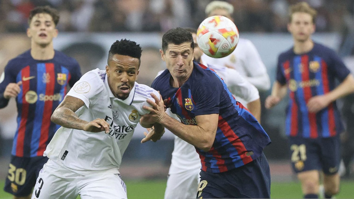 Cuộc đối đầu giữa Barca và Real Madrid (áo trắng) luôn là tâm điểm bóng đá thế giới - Ảnh: Getty Images
