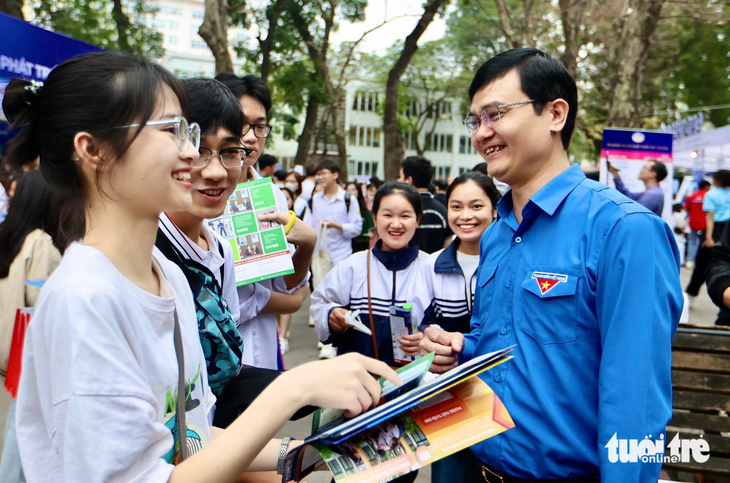 Anh Bùi Quang Huy - bí thư thứ nhất Trung ương Đoàn, đến với ngày hội - Ảnh: NGUYỄN KHÁNH