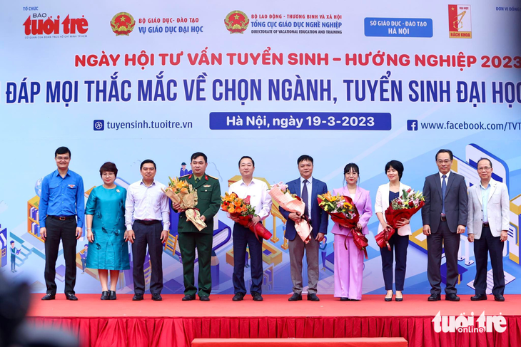 Ban tổ chức tặng hoa tri ân các đơn vị đồng hành cùng chương trình tư vấn tuyển sinh - hướng nghiệp - Ảnh: NGUYỄN KHÁNH