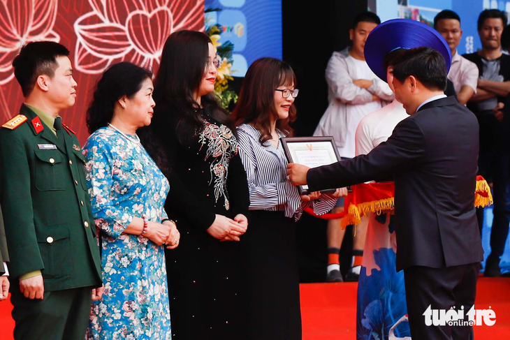 Bà Đỗ Thị Ngọc Hà - trưởng văn phòng đại diện báo Tuổi Trẻ tại Hà Nội - đại diện báo Tuổi Trẻ nhận giải B giải Bìa báo Tết ấn tượng - Ảnh: BÌNH MINH