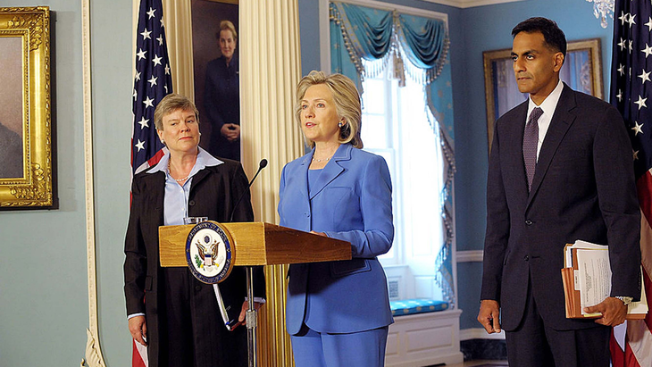 Ngoại trưởng Mỹ Hillary Clinton và Thứ trưởng Rose Gottemoeller (trái) phát biểu về vấn đề phê chuẩn hiệp ước New START tại Bộ Ngoại giao Mỹ vào ngày 11-8-2010 - Ảnh: Bộ Ngoại giao Mỹ