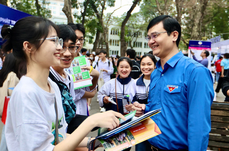 Anh Bùi Quang Huy - bí thư thứ nhất Trung ương Đoàn, đến với ngày hội - Ảnh: NGUYỄN KHÁNH