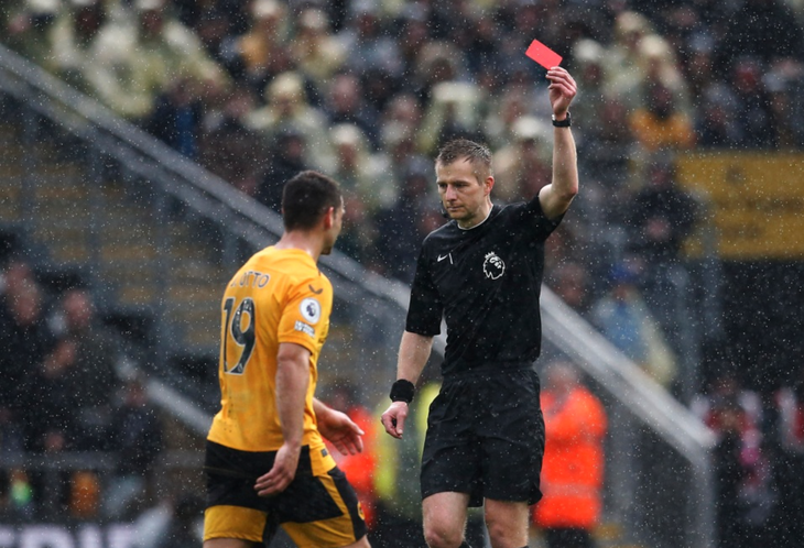 Jonny Otto nhận thẻ đỏ trực tiếp - Ảnh: REUTERS