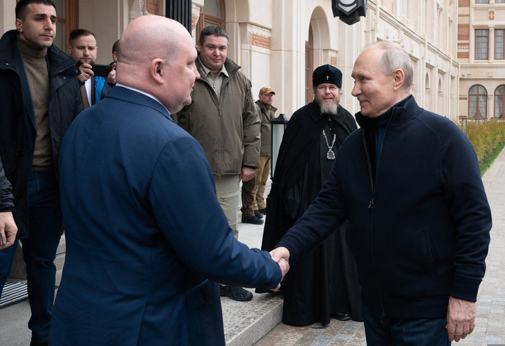 Ông Putin đến Mariupol, tự lái ô tô ở thành phố Ukraine mà Nga đang kiểm soát - Ảnh 1.