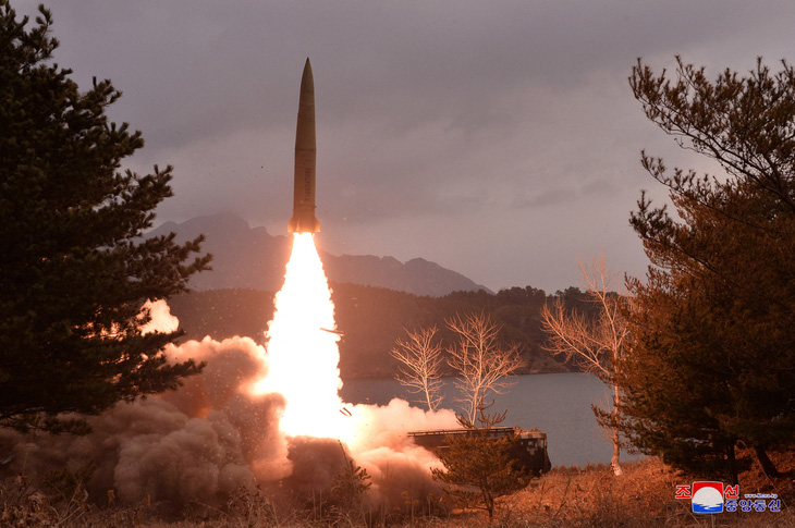 Triều Tiên bắn tên lửa đạn đạo bay 800km về phía Nhật Bản - Ảnh 1.