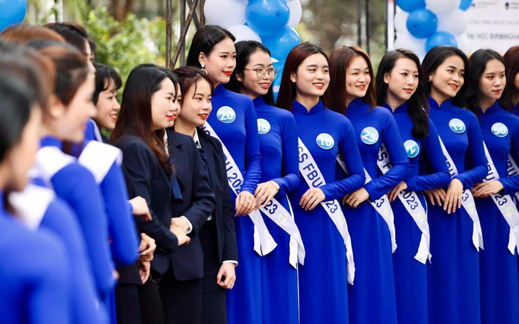 Gần 20.000 học sinh, phụ huynh đổ về dự ngày hội tư vấn tuyển sinh tại Hà Nội
