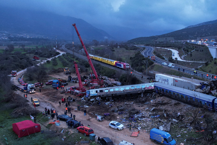 Lực lượng cứu hộ làm việc tại hiện trường vụ tai nạn, nơi hai đoàn tàu va chạm gần thành phố Larissa, Hy Lạp, ngày 1-3 - Ảnh: REUTERS