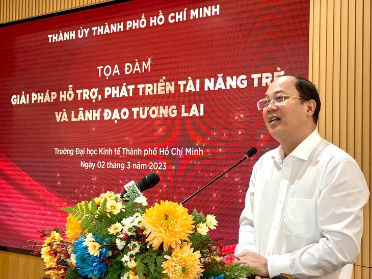 Phó bí thư Thành ủy TP.HCM Nguyễn Hồ Hải trao đổi với các giảng viên, sinh viên tiêu biểu của Trường đại học Kinh tế TP.HCM - Ảnh: TRẦN HUỲNH