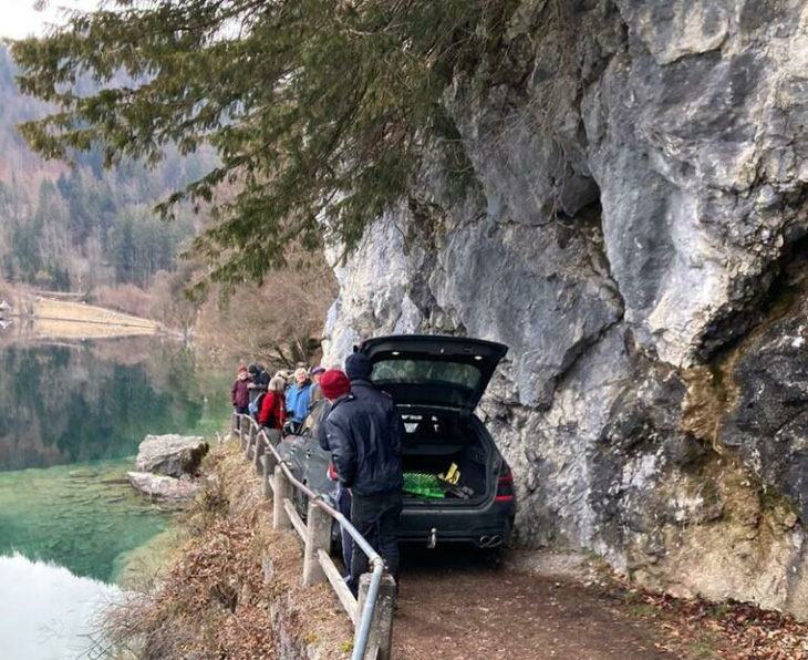Nghe theo GPS, lái xe BMW chôn chân ở vách núi, vừa lĩnh phạt, vừa xước xe - Ảnh 1.