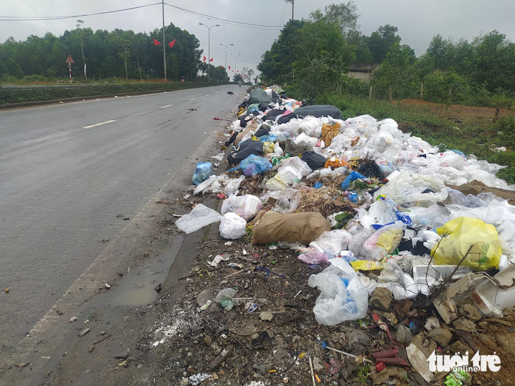 Thời gian qua, do huyện Hương Khê chưa có nhà máy xử lý rác thải nên rác sinh hoạt được người dân tập kết bên các tuyến đường với khối lượng lớn - Ảnh: LÊ MINH