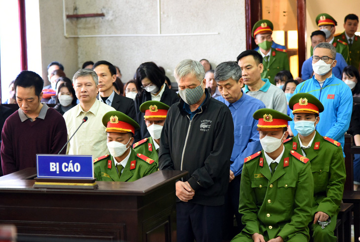 Cựu giám đốc Sở Giáo dục và Đào tạo Điện Biên Nguyễn Văn Kiên lĩnh án 5 năm tù. Trong ảnh: các bị cáo tại phiên tòa - Ảnh: LAN PHƯƠNG