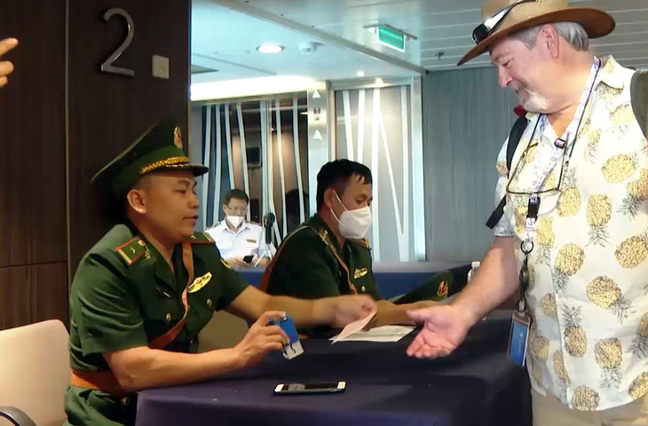 Sĩ quan biên phòng Bà Rịa - Vũng Tàu đóng dấu nhập cảnh cho khách quốc tế vào cuối tháng 2-2023 - Ảnh: Đ.H.