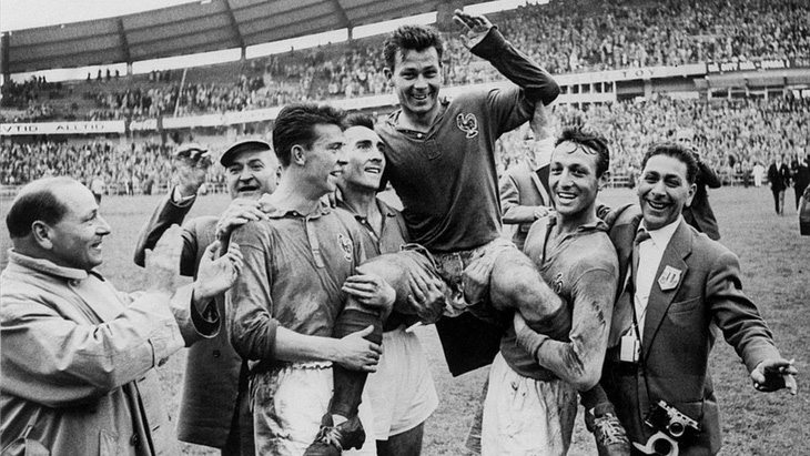 Fontaine (giữa) được đồng đội công kênh ở World Cup 1958 - Ảnh: REUTERS