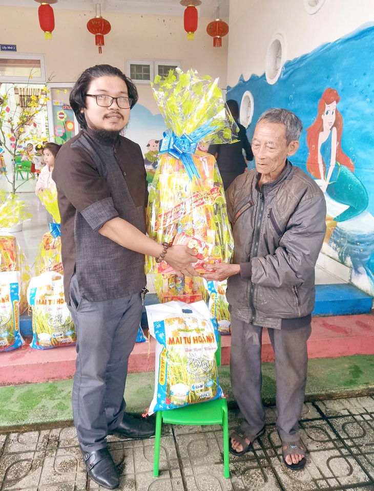 Lương y Trần Công Vĩnh (trái) vẫn thường hoạt động từ thiện để chia sẻvới người già, trẻ em khó khăn - Ảnh: NVCC