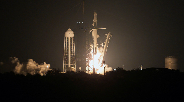 Tàu vũ trụ SpaceX đưa phi hành gia Mỹ, Nga lên ISS - Ảnh 1.