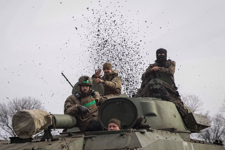 Binh sĩ Ukraine tại Bakhmut - Ảnh: REUTERS