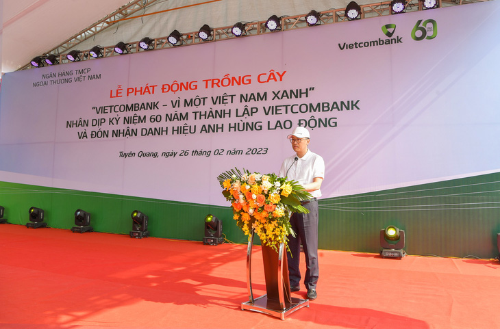 Ông Phạm Quang Dũng - chủ tịch Vietcombank phát động phong trào trồng cây “Vietcombank - Vì một Việt Nam xanh” - Ảnh: VCB