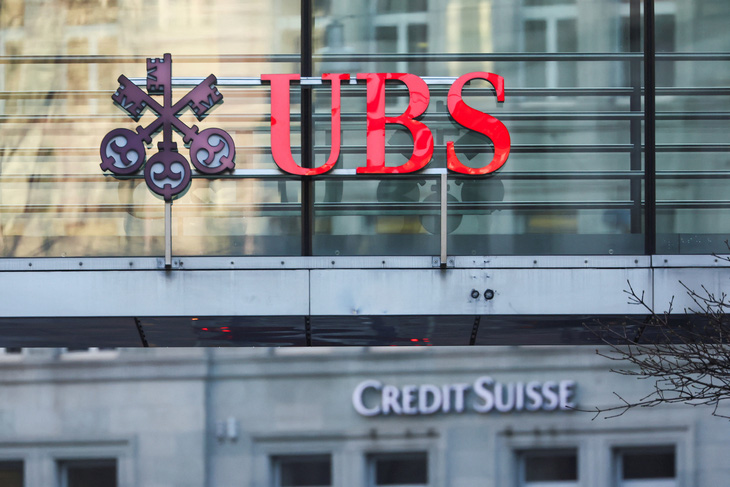 Cổ phiếu UBS lao dốc sau khi cứu Credit Suisse - Ảnh 1.