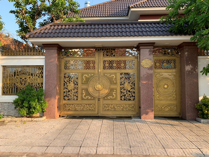 Hệ thống cổng của ngôi nhà mang phong cách truyền thống Việt Nam được làm từ nhôm đúc FACO