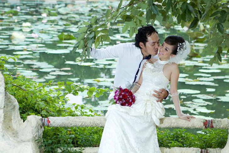 Thu Trang - Tiến Luật re-up loạt ảnh cưới lầy hết nấc nhân Ngày Quốc tế hạnh phúc - Ảnh 1.